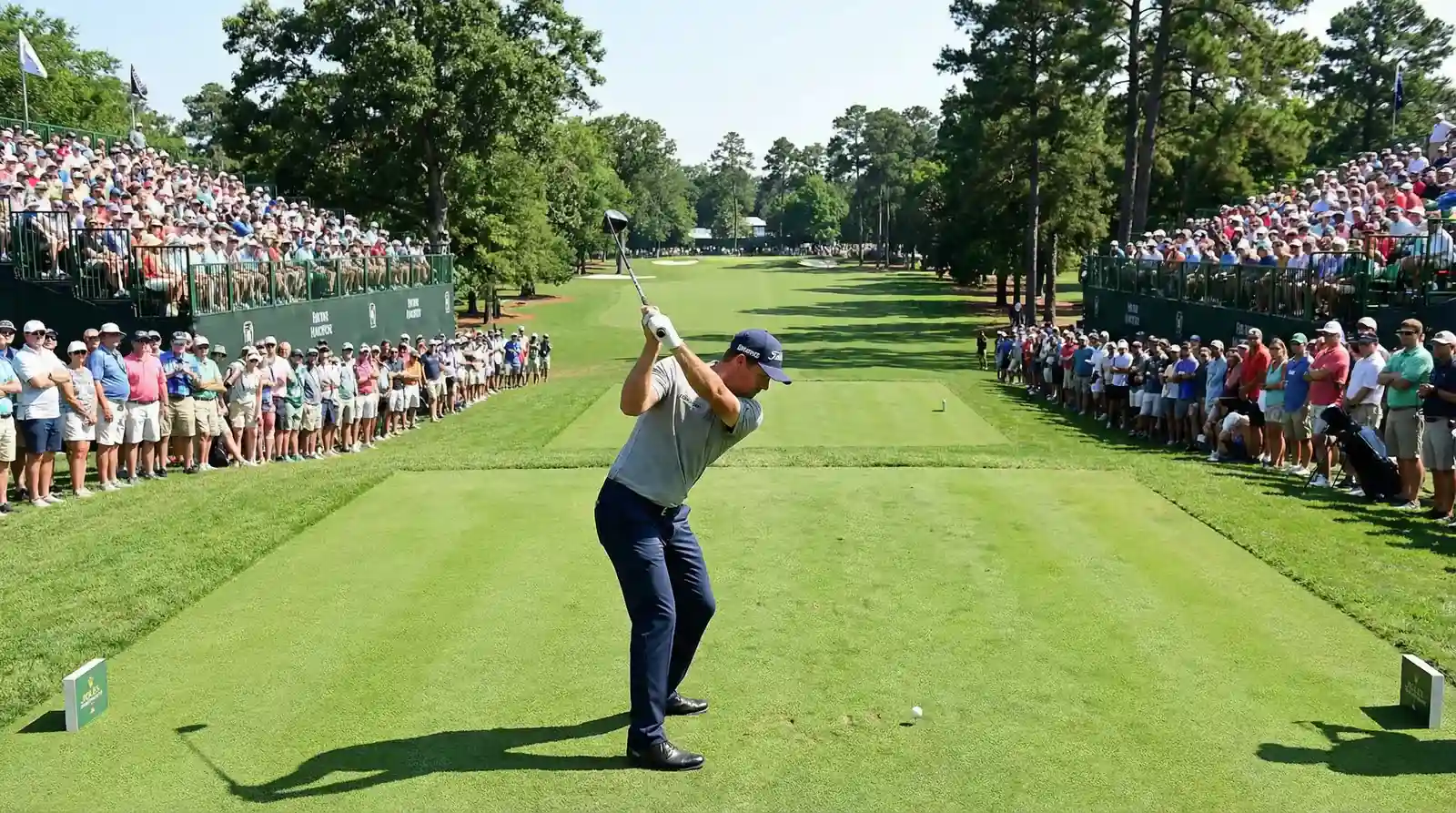 Golfista en el tee de salida del PGA Championship con gradas llenas de público